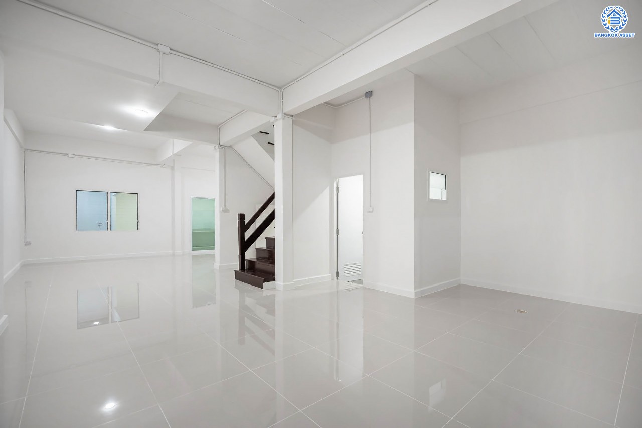 บ้านมือสองตกแต่งใหม่ โครงการ สวนกุหลาบ ติวานนท์-แจ้งวัฒนะ ติดถนนติวานนท์ ใกล้โรงเรียนสวนกุหลาบวิทยาลัย เนื้อที่ 27 ตร.ว. ฟังก์ชัน 3 ห้องนอน 2 ห้องน้ำ จอดรถได้ 1 คัน บนทำเลใกล้จุดขึ้นทางด่วน "ศรีรัช" และรถไฟฟ้าสายสีชมพู "สถานีปากเกร็ด"